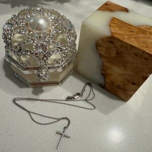 AUTHENTIC -18K White gold & dainty Diamonds Cross Necklace!